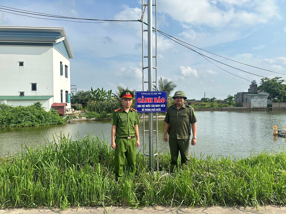 C&ocirc;ng an x&atilde; Hợp Tiến cắm biển cảnh b&aacute;o tại c&aacute;c khu vực nước s&acirc;u nguy hiểm.