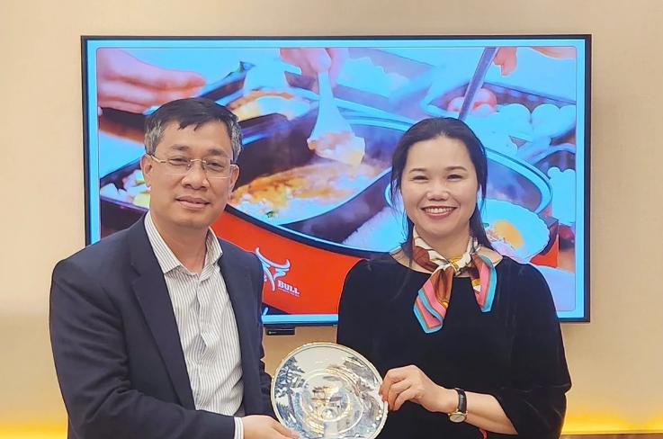 Ph&oacute; B&iacute; thư Tỉnh ủy, Chủ tịch Ủy ban MTTQ tỉnh B&ugrave;i Thị Minh tặng Đại sứ Nguyễn Tuấn Thanh qu&agrave; lưu niệm đĩa ngọc Đền H&ugrave;ng.
