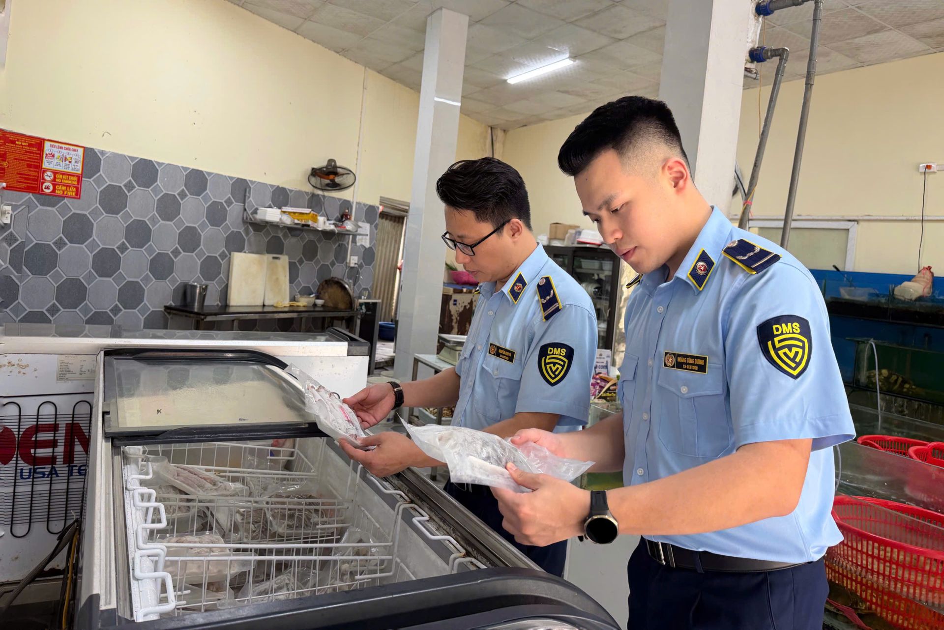 Lực lượng Quản lý thị trường tỉnh Lào Cai kiểm tra an toàn thực phẩm tại cơ sở kinh doanh Lực lượng Quản lý thị trường tỉnh Lào Cai kiểm tra an toàn thực phẩm tại cơ sở kinh doanh