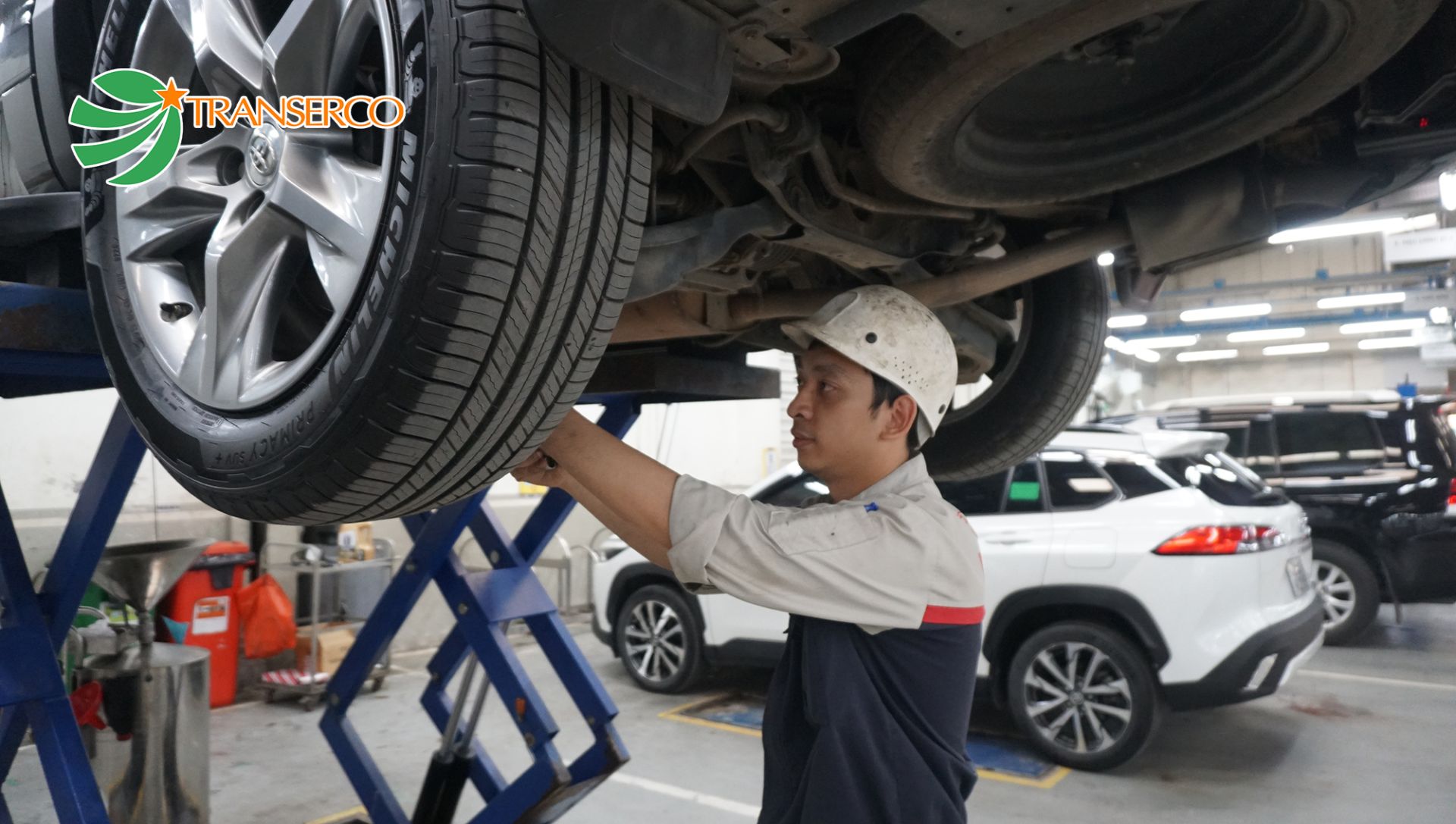 (Anh H&agrave; C&ocirc;ng Bảo - Thợ kỹ thuật tại Xưởng dịch vụ thuộc X&iacute; nghiệp Toyota Ho&agrave;n Kiếm H&agrave; Nội)