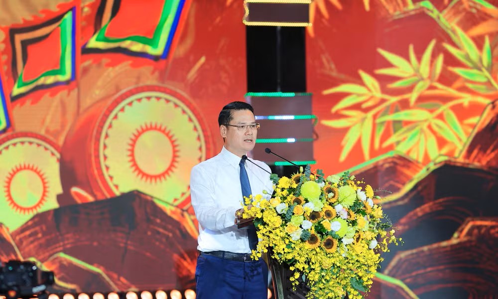 Phó Bí thư Đảng ủy, Chủ tịch UBND xã Phù Đổng Đào Đức Minh phát biểu khai mạc. (Ảnh: congluan.vn) Phó Bí thư Đảng ủy, Chủ tịch UBND xã Phù Đổng Đào Đức Minh phát biểu khai mạc. (Ảnh: congluan.vn)