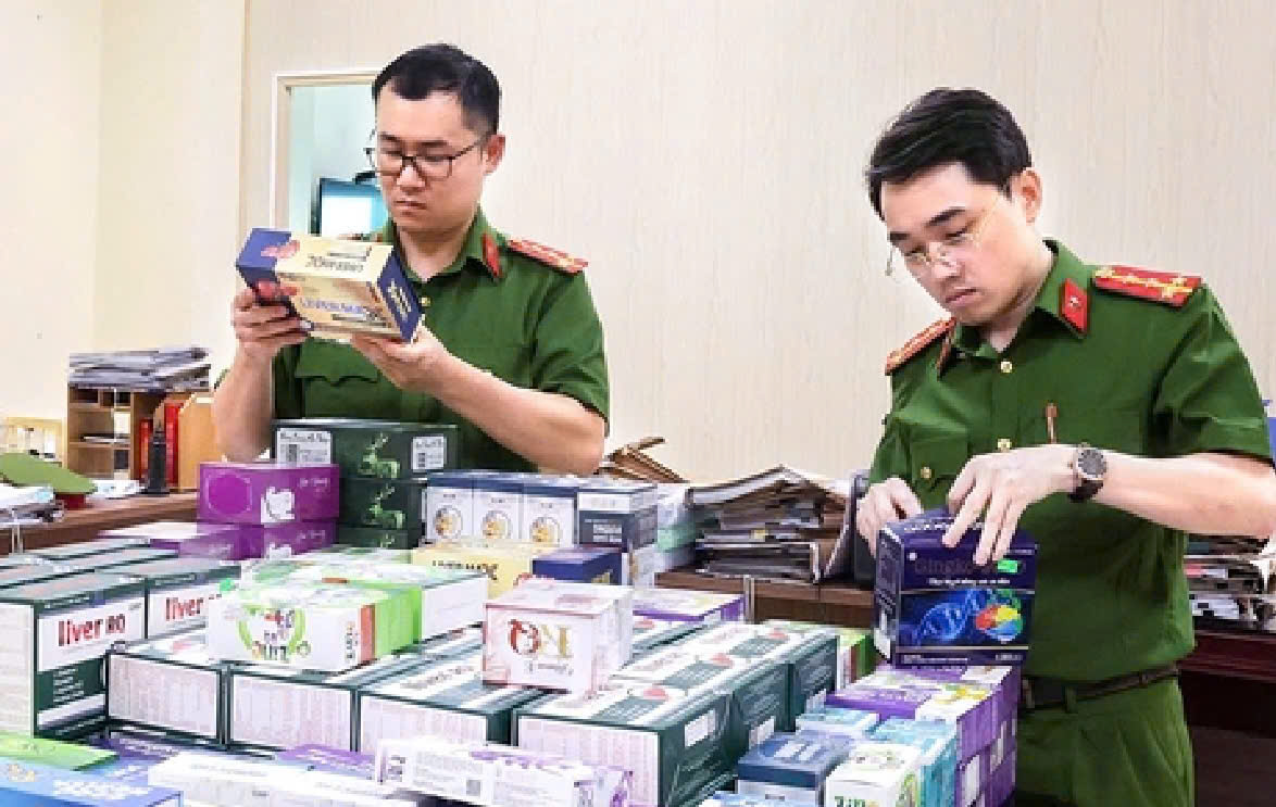 Quá trình điều tra, lực lượng chức năng đã thu giữ 54 lô hàng thuộc 39 loại sản phẩm được xác định là hàng giả. (Ảnh: Công an tỉnh Phú Thọ) Quá trình điều tra, lực lượng chức năng đã thu giữ 54 lô hàng thuộc 39 loại sản phẩm được xác định là hàng giả. (Ảnh: Công an tỉnh Phú Thọ)
