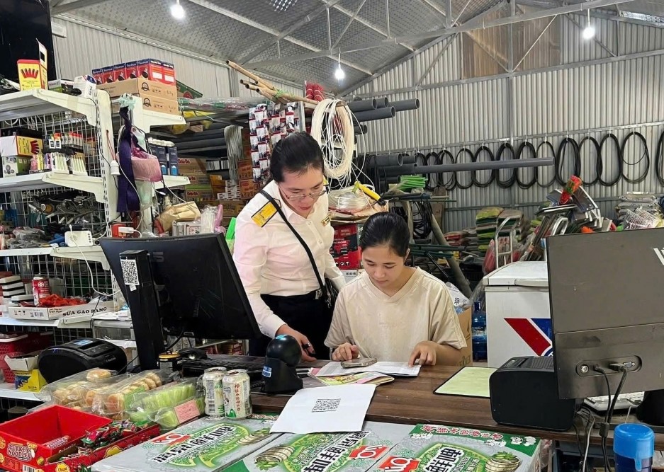 Công chức Thuế cơ sở 2 tỉnh Cao Bằng hỗ trợ hộ kinh doanh kê khai thuế. Ảnh: TN Công chức Thuế cơ sở 2 tỉnh Cao Bằng hỗ trợ hộ kinh doanh kê khai thuế. Ảnh: TN