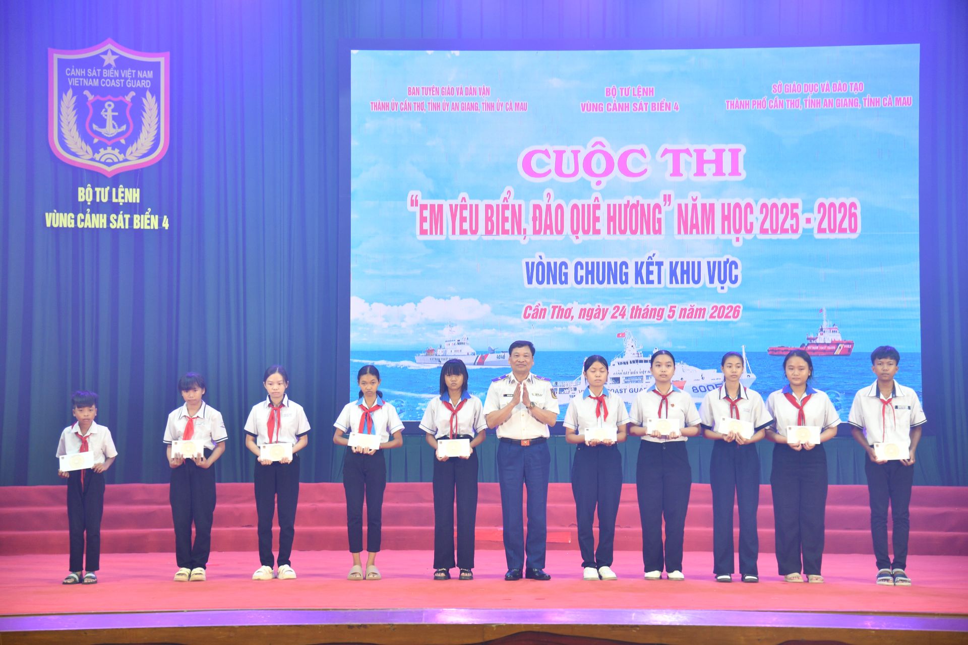 Thiếu tướng Trần Văn Xuân - Phó Chính ủy kiêm Chủ nhiệm chính trị Cảnh sát biển Việt Nam trao học bổng cho các em học sinh có hoàn cảnh khó khăn, vươn lên học giỏi. Thiếu tướng Trần Văn Xuân - Phó Chính ủy kiêm Chủ nhiệm chính trị Cảnh sát biển Việt Nam trao học bổng cho các em học sinh có hoàn cảnh khó khăn, vươn lên học giỏi.