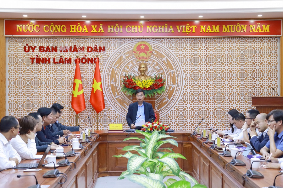 Ph&oacute; Chủ tịch UBND tỉnh L&acirc;m Đồng Đinh Văn Tuấn tại buổi trao đổi v&agrave; đề xuất đưa Giải v&ocirc; địch thế giới Flyboard đến L&acirc;m Đồng