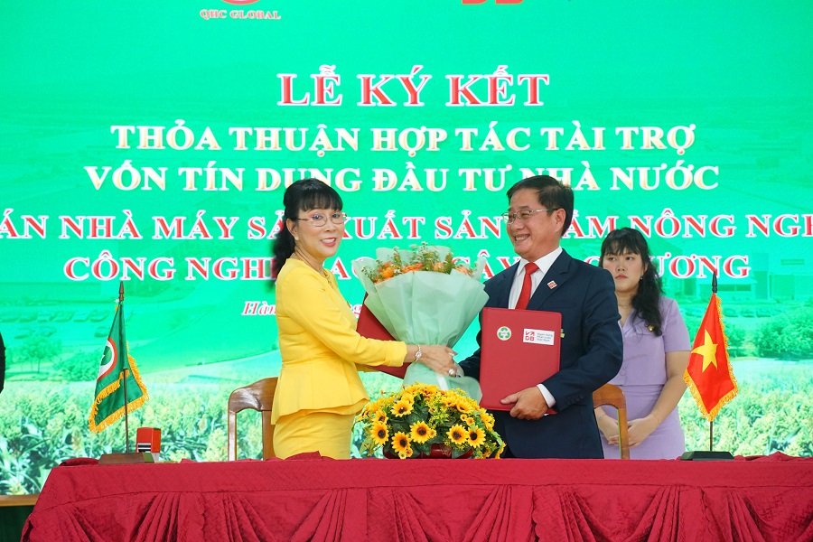Đại diện Ng&acirc;n h&agrave;ng VDC Chi nh&aacute;nh Nha Trang k&yacute; kết hợp t&aacute;c