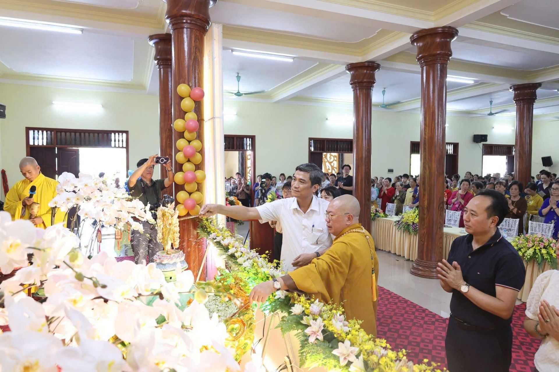 Thực hiện nghi thức trang nghi&ecirc;m tắm Phật