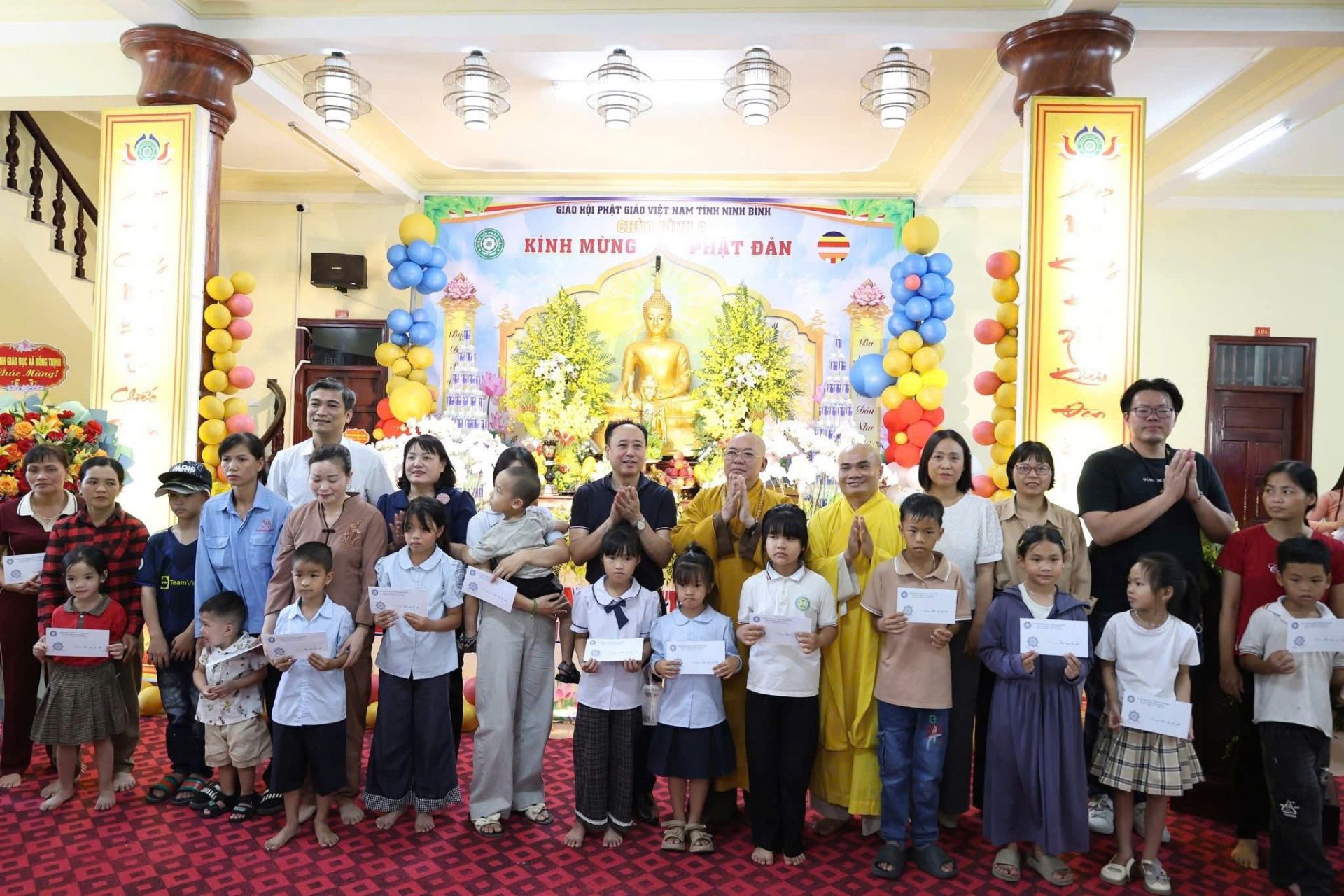 trao 122 suất qu&agrave; từ thiện d&agrave;nh cho c&aacute;c em học sinh v&agrave; c&aacute;c gia đ&igrave;nh c&oacute; ho&agrave;n cảnh kh&oacute; khăn tr&ecirc;n địa b&agrave;n x&atilde; Đồng Thịnh,