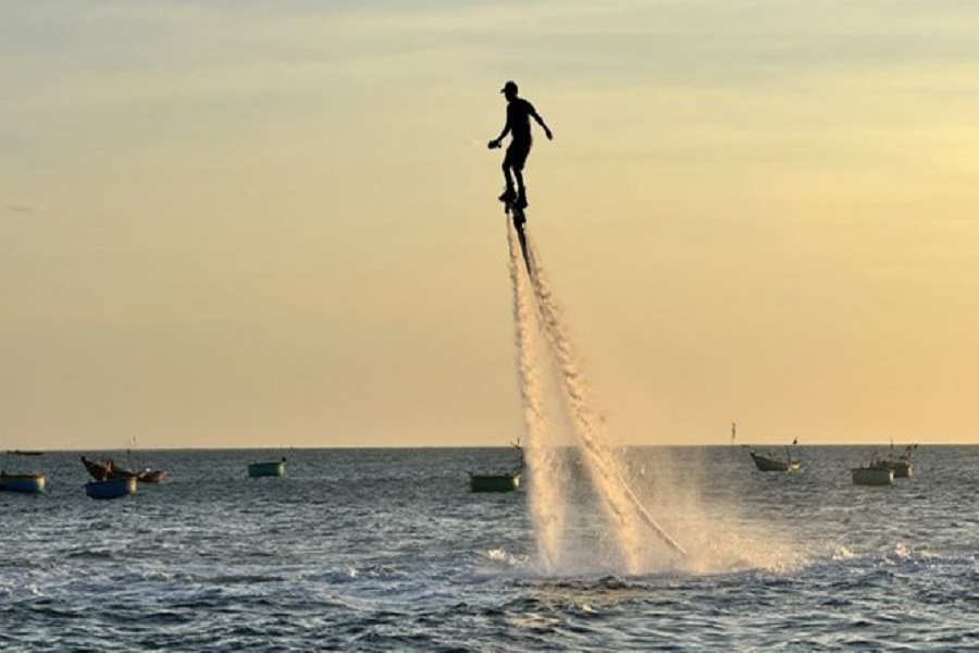 Flyboard n&acirc;ng người chơi l&ecirc;n độ cao khoảng 10m so với mặt biển. Ảnh: Duy Tuấn
