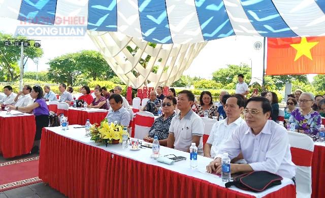 Quang cảnh buổi giới thiệu t&aacute;c giả, t&aacute;c phẩm &ldquo;Cuốn lưu b&uacute;t&rdquo; của Nh&agrave; văn Huỳnh Viết Lệnh