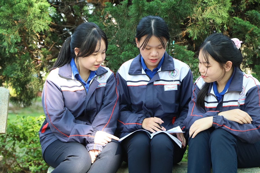 Học sinh Trường THPT Đức Trọng, x&atilde; Đức Trọng tranh thủ &ocirc;n tập