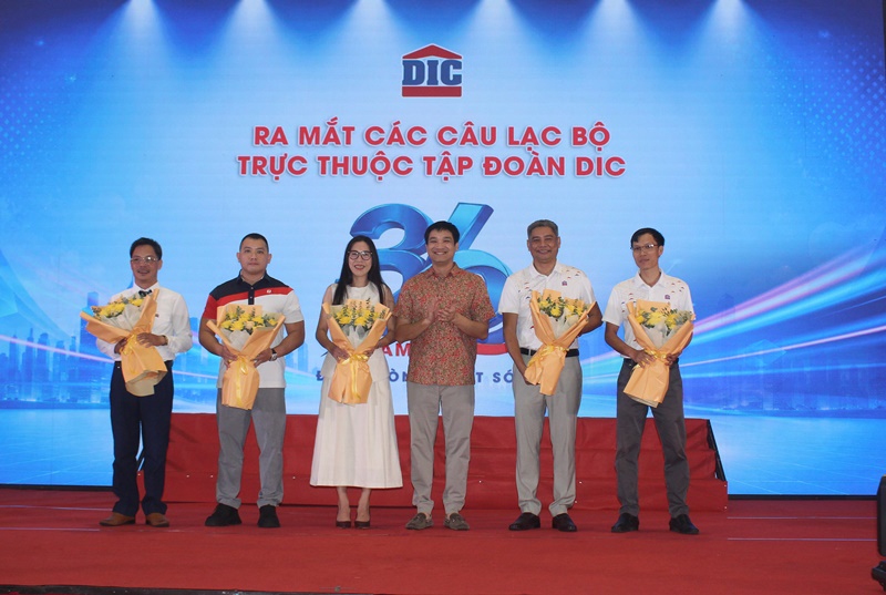 &Ocirc;ng Nguyễn H&ugrave;ng Cường tặng hoa cho Ban Chủ nhiệm c&aacute;c c&acirc;u lạc bộ