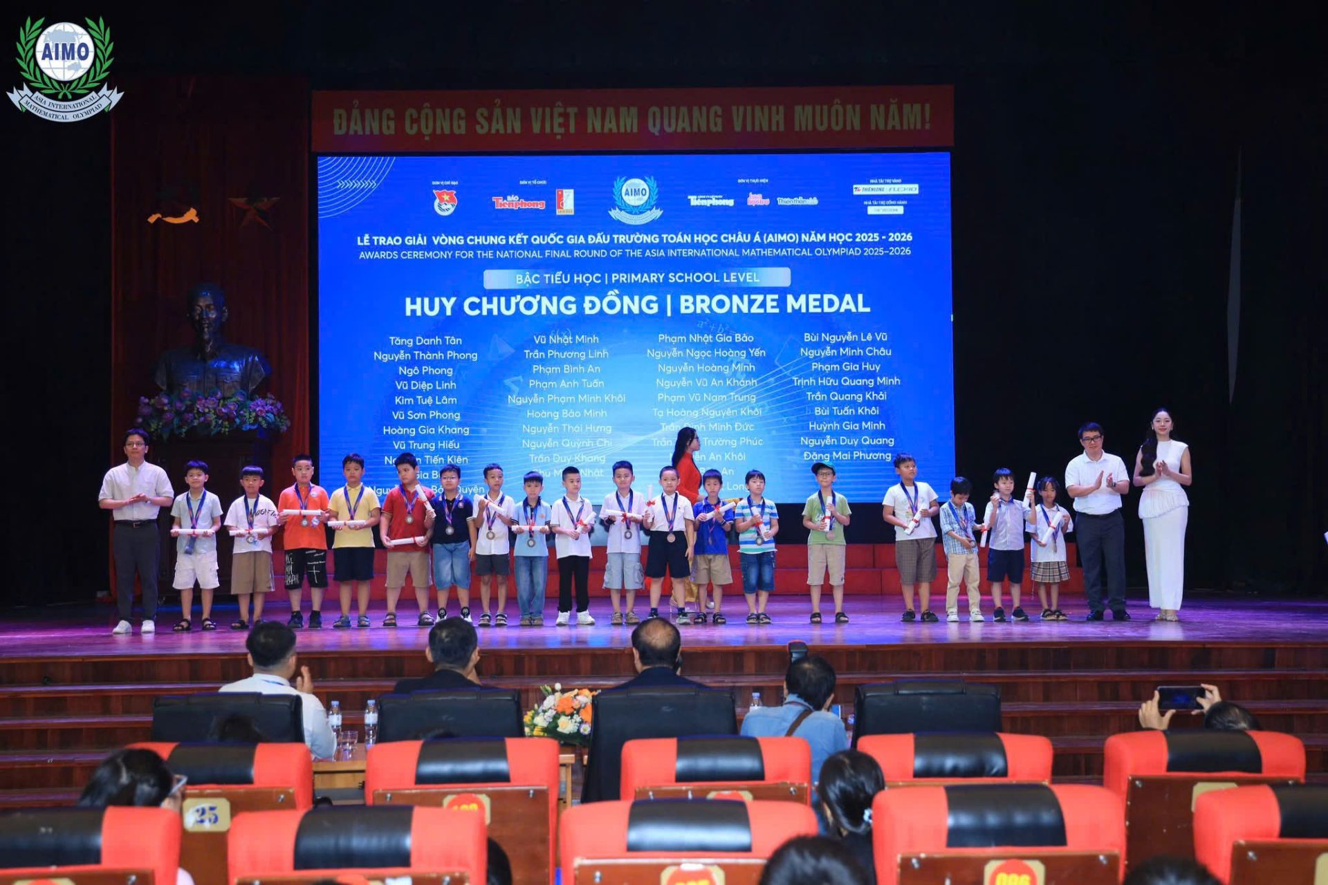 Ban tổ chức đã trao huy chương và giấy chứng nhận cho các thí sinh đoạt giải. Ban tổ chức đã trao huy chương và giấy chứng nhận cho các thí sinh đoạt giải.