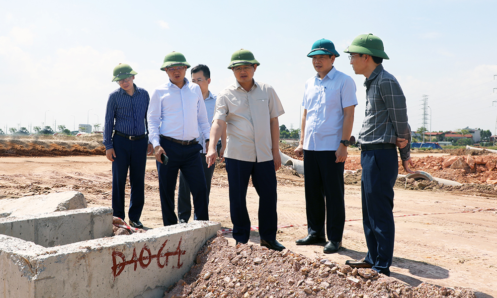 Chủ tịch UBND tỉnh kiểm tra tiến độ thi c&ocirc;ng hạ tầng khu t&aacute;i định cư x&atilde; Gia B&igrave;nh.