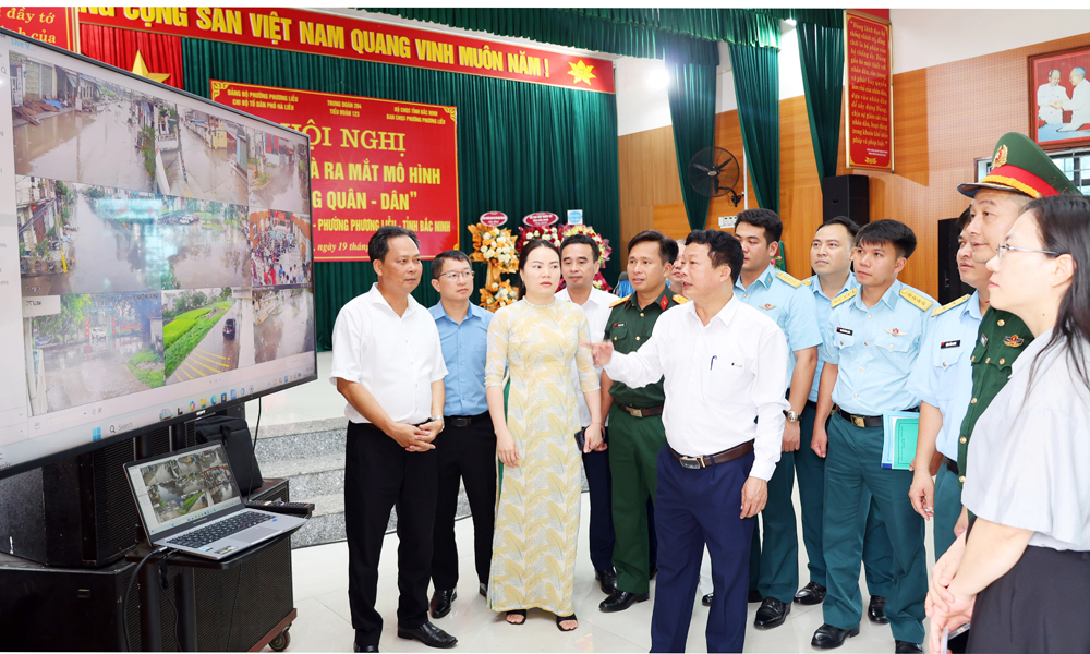 Bí thư Đảng ủy phường Nguyễn Bá Quân (áo trắng ) giới thiệu hệ thống camera Bí thư Đảng ủy phường Nguyễn Bá Quân (áo trắng ) giới thiệu hệ thống camera
