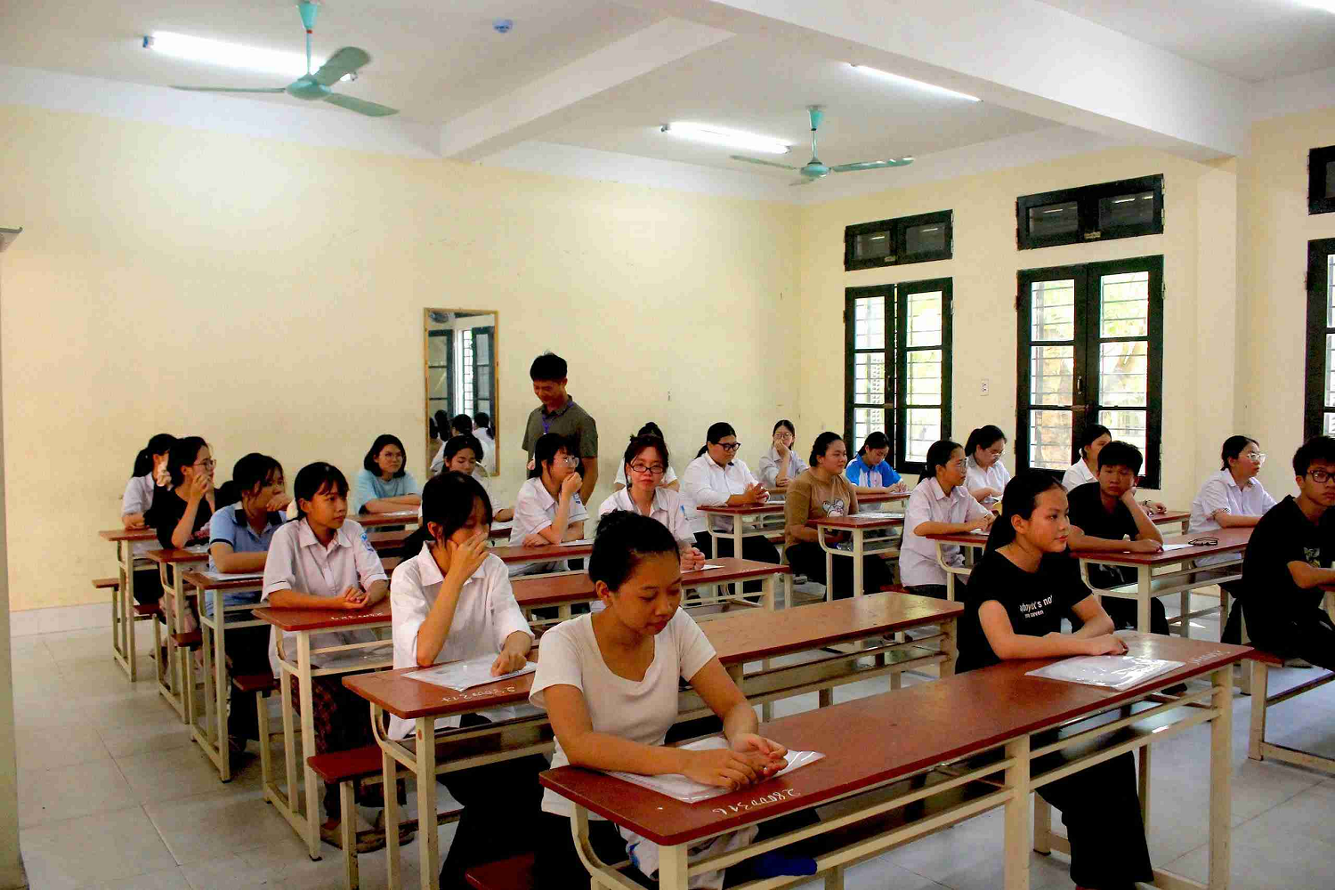 C&aacute;c th&iacute; sinh nghe phổ biến quy chế, lịch thi trước ng&agrave;y thi ch&iacute;nh thức (Ảnh: Hải Minh)