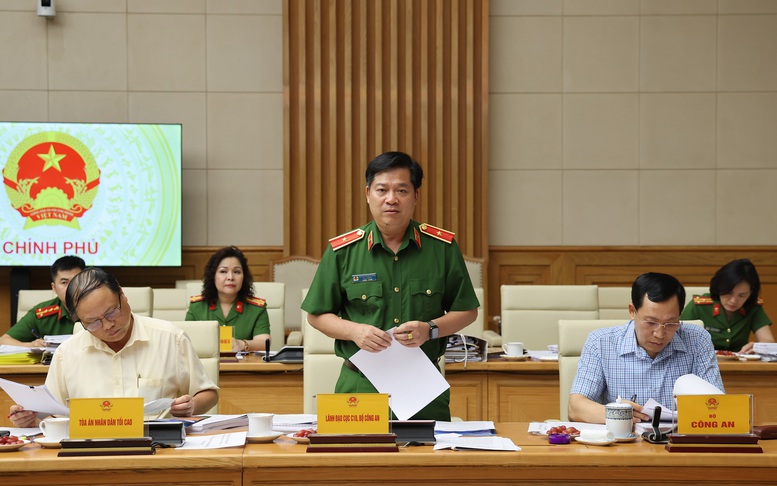 Thiếu tướng Nguyễn Thanh Trường - Cục trưởng Cục Cảnh s&aacute;t quản l&yacute; trại giam, cơ sở gi&aacute;o dục bắt buộc, trường gi&aacute;o dưỡng (C10) b&aacute;o c&aacute;o tại cuộc họp - Ảnh: VGP/Phương Nguy&ecirc;n