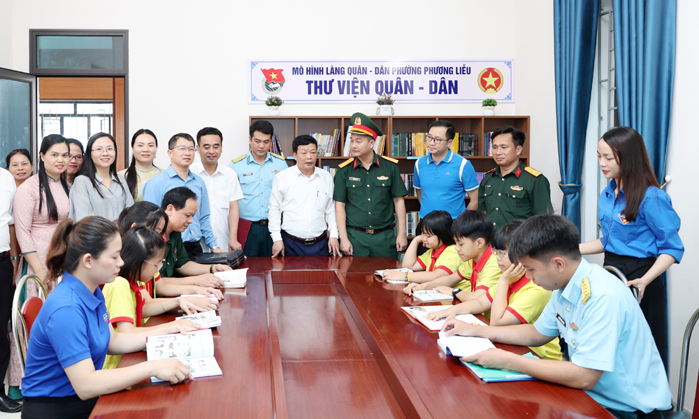Các đại biểu tham quan mô hình Các đại biểu tham quan mô hình