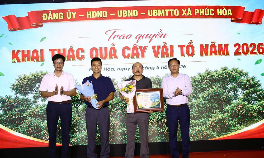 Đồng chí Phạm Văn Thịnh cùng đại diện lãnh đạo xã Phúc Hòa trao quyền khai thác sản phẩm từ cây vải tổ cho đại diện lãnh đạo Công ty cổ phần Đại Hoàng Sơn Đồng chí Phạm Văn Thịnh cùng đại diện lãnh đạo xã Phúc Hòa trao quyền khai thác sản phẩm từ cây vải tổ cho đại diện lãnh đạo Công ty cổ phần Đại Hoàng Sơn