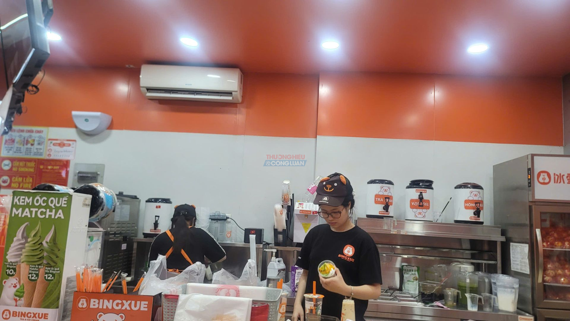Nh&acirc;n vi&ecirc;n pha chế tại BingXue Dương Nội kh&ocirc;ng đeo khẩu trang, kh&ocirc;ng sử dụng găng tay khi trực tiếp chế biến đồ uống cho kh&aacute;ch.