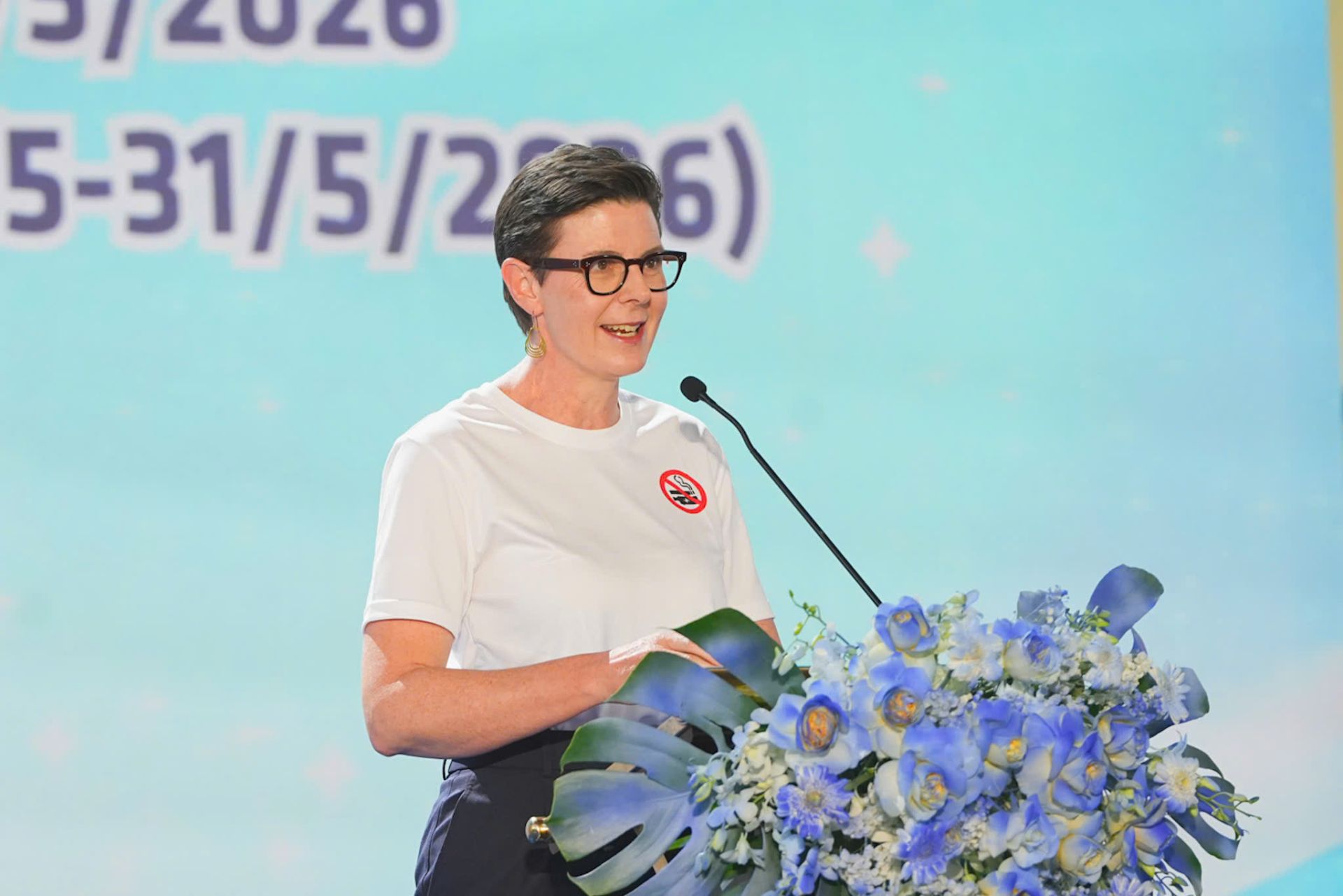 Tiến sĩ Angela Pratt, Trưởng đại diện Tổ chức Y tế Thế giới tại Việt Nam th&ocirc;ng tin tại Lễ m&iacute;t tinh.