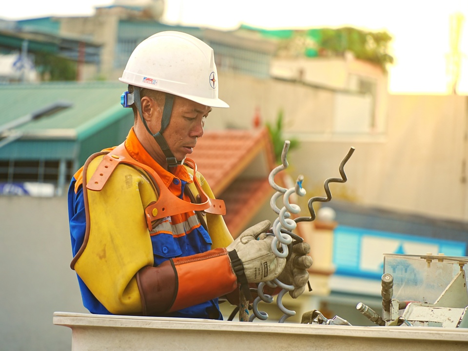 Nh&acirc;n vi&ecirc;n Đội hotline CTĐL Quảng Ninh xử l&yacute; c&ocirc;ng việc dưới thời tiết khắc nghiệt