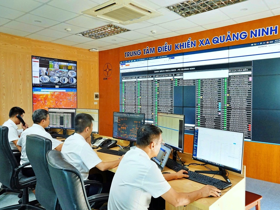 Nh&acirc;n vi&ecirc;n ph&ograve;ng Điều độ CTĐL Quảng Ninh điều phối lưới điện đảm bảo đ&aacute;p ứng nhu cầu cấp điện