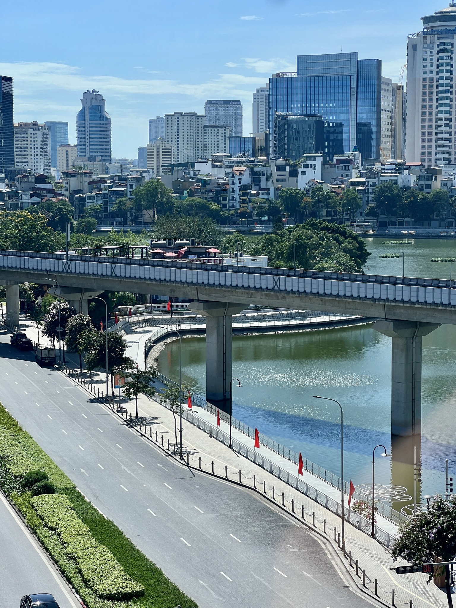 Đường t&agrave;u M88 wc 2026 đ&ocirc; thị C&aacute;t Linh &ndash; H&agrave; Đ&ocirc;ng chạy qua hồ Ho&agrave;ng Cầu trong ng&agrave;y H&agrave; Nội nắng gắt đầu h&egrave;.