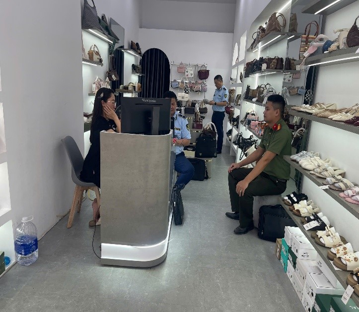 Lực lượng chức năng tỉnh Tuyên Quang kiểm tra hàng hóa tại cơ sở kinh doanh Lực lượng chức năng tỉnh Tuyên Quang kiểm tra hàng hóa tại cơ sở kinh doanh