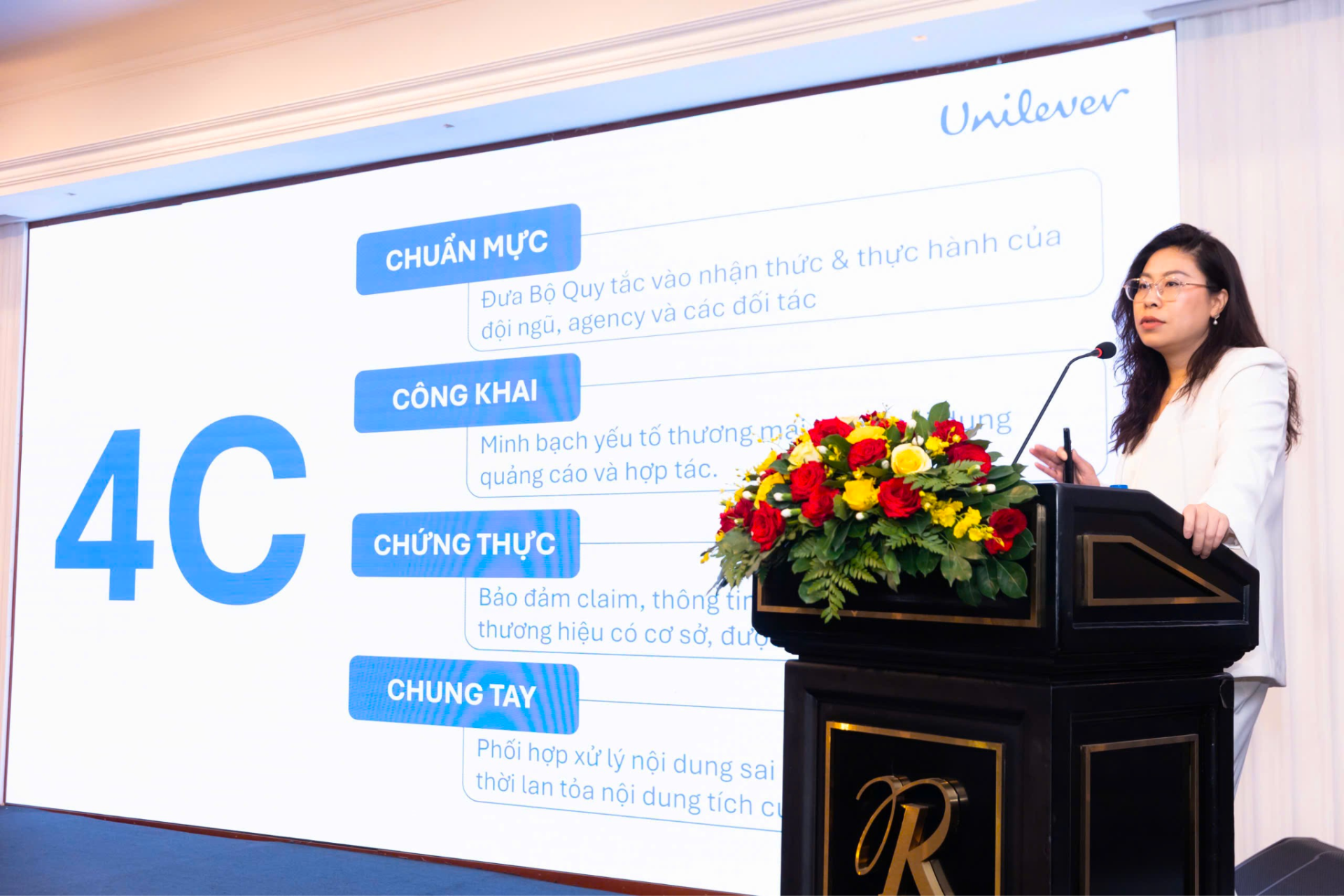 B&agrave; Tạ Thu Hương, Gi&aacute;m đốc Truyền th&ocirc;ng v&agrave; Quảng c&aacute;o kỹ thuật số Unilever Việt Nam chia sẻ m&ocirc; h&igrave;nh &ldquo;4C&rdquo; tại Hội nghị