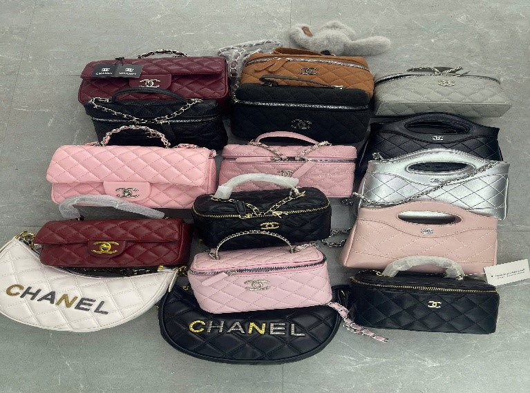 Tuyên Quang: Thu giữ hàng loạt phụ kiện, túi xách giả mạo nhãn hiệu Apple và Chanel