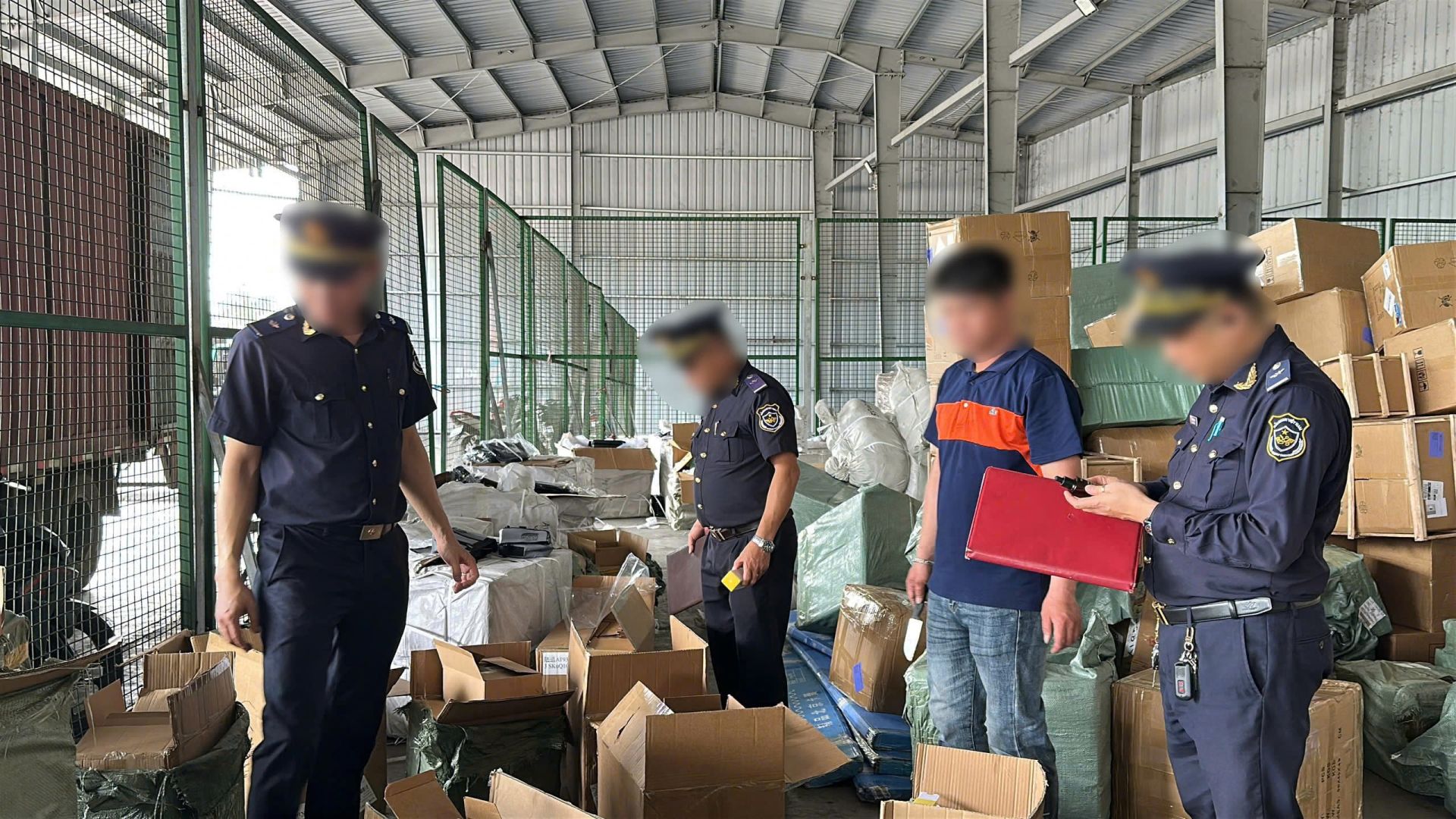 qua kiểm các lô hàng quá cảnh có nghi vấn về khai báo hải quan, Đội Kiểm soát chống buôn lậu khu vực phía Bắc thuộc Chi cục Điều tra chống buôn lậu đã phối hợp với Hải quan cửa khẩu Hữu Nghị (Chi cục Hải quan khu vực VI) đã phát hiện 10.508 sản phẩm mỹ phẩm có dấu hiệu nghi vấn xâm phạm quyền sở hữu trí tuệ qua kiểm các lô hàng quá cảnh có nghi vấn về khai báo hải quan, Đội Kiểm soát chống buôn lậu khu vực phía Bắc thuộc Chi cục Điều tra chống buôn lậu đã phối hợp với Hải quan cửa khẩu Hữu Nghị (Chi cục Hải quan khu vực VI) đã phát hiện 10.508 sản phẩm mỹ phẩm có dấu hiệu nghi vấn xâm phạm quyền sở hữu trí tuệ