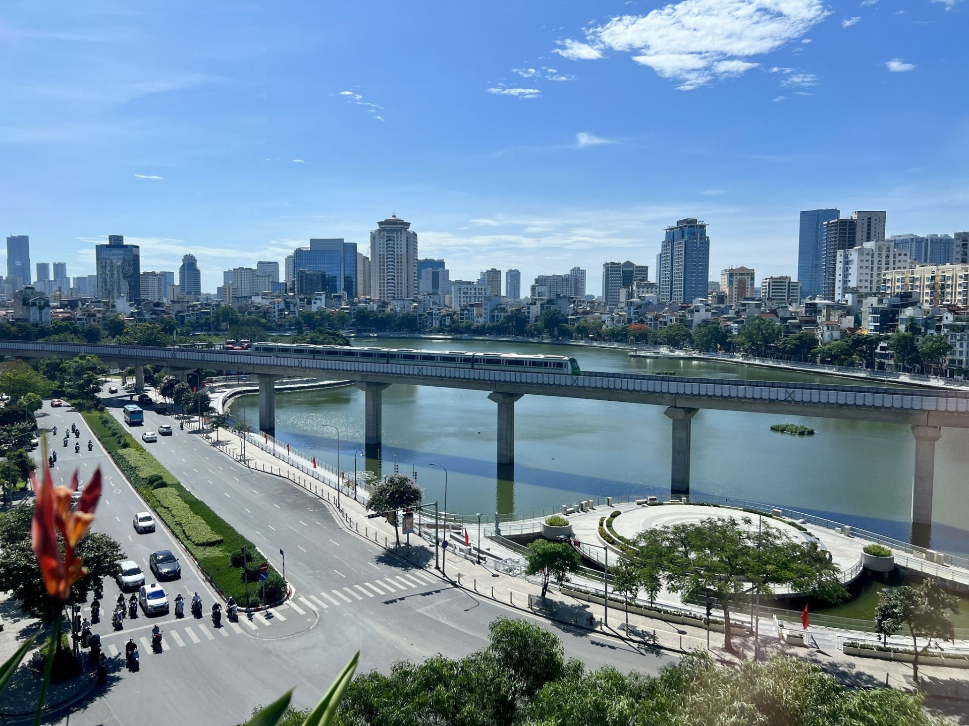 Hà Nội trong cái nắng oi đầu mùa: Thành phố mang một vẻ rất khác giữa những ngày hè chớm tới