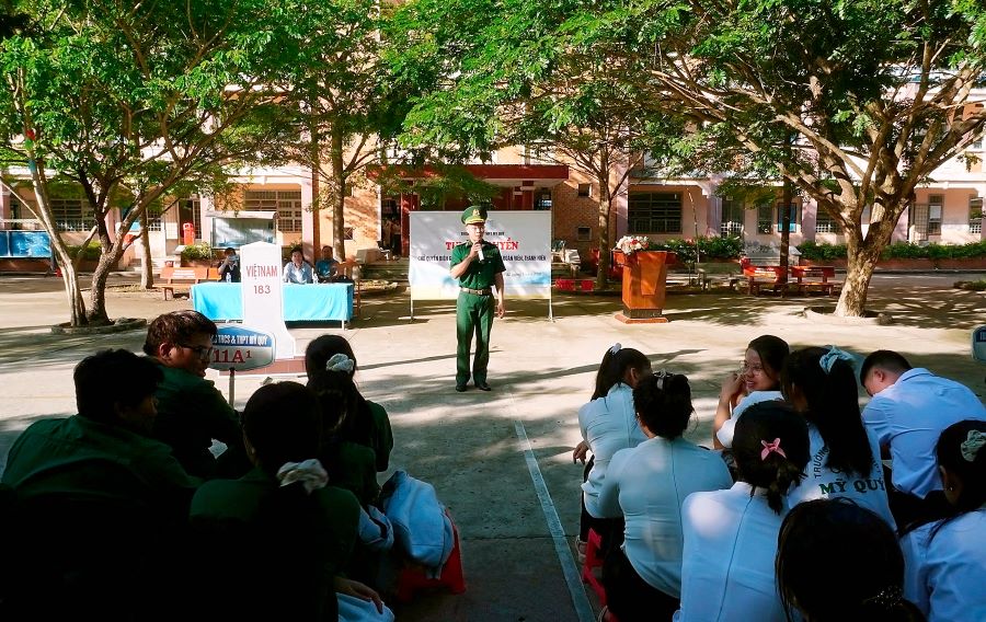 Cán bộ đồn Biên phòng Cửa khẩu Mỹ Quý Tây tuyên truyền các nội dung đến cán bộ, giáo viên và các em M88 Casino, Nổ Hũ, Bắn Cá trong “Tiết học biên cương” Cán bộ đồn Biên phòng Cửa khẩu Mỹ Quý Tây tuyên truyền các nội dung đến cán bộ, giáo viên và các em M88 Casino, Nổ Hũ, Bắn Cá trong “Tiết học biên cương”