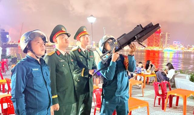 Lực lượng chức năng TP Đ&agrave; Nẵng d&ugrave;ng phương tiện chế &aacute;p xử l&yacute; thiết bị bay kh&ocirc;ng người l&aacute;i hoạt động tr&aacute;i quy định.