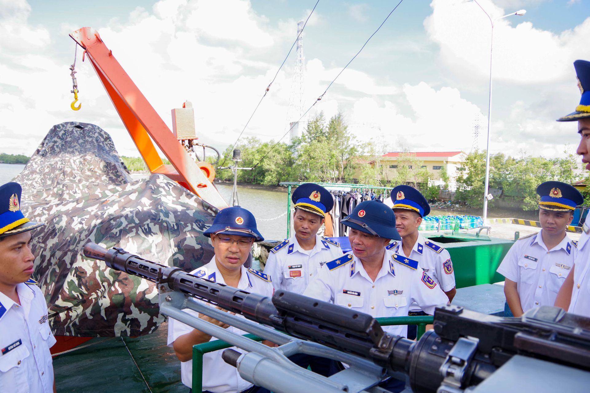 Thiếu tướng Nguyễn Văn Dũng, B&iacute; thư Đảng ủy, Ch&iacute;nh ủy Bộ Tư lệnh V&ugrave;ng Cảnh s&aacute;t biển 4 kiểm tra c&ocirc;ng t&aacute;c sẵn s&agrave;ng chiến đấu của T&agrave;u
