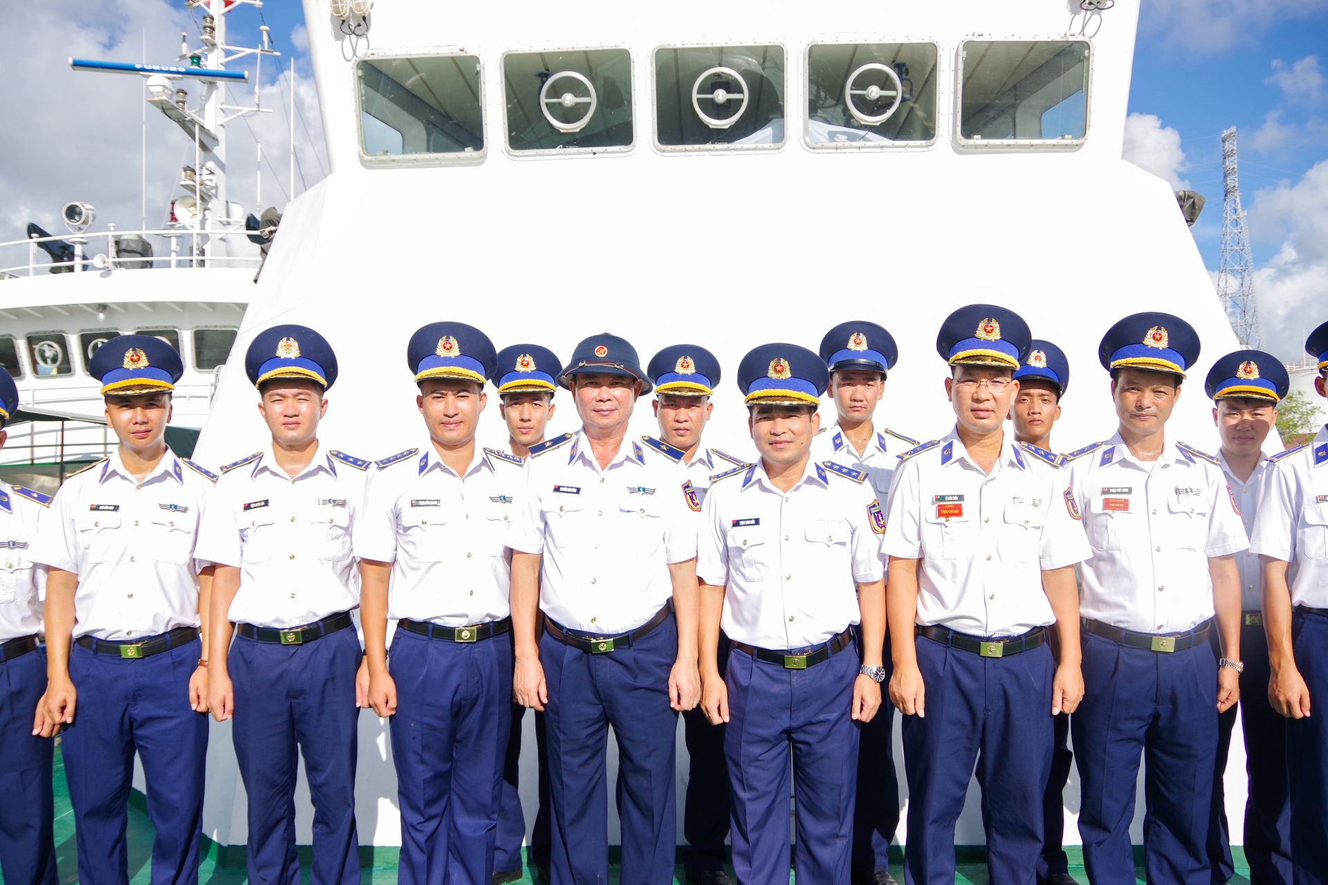 Thiếu tướng Nguyễn Văn Dũng thăm, động vi&ecirc;n c&aacute;n bộ chiến sĩ v&agrave; chụp h&igrave;nh lưu niệm