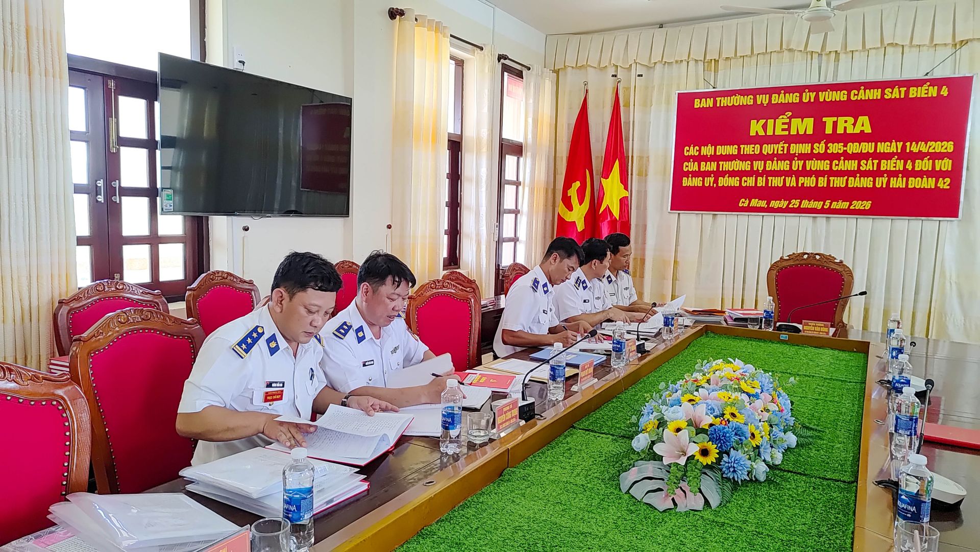 Đo&agrave;n c&ocirc;ng t&aacute;c tiến h&agrave;nh kiểm tra kết quả thực hiện nhiệm vụ của Đảng ủy Hải đo&agrave;n 42