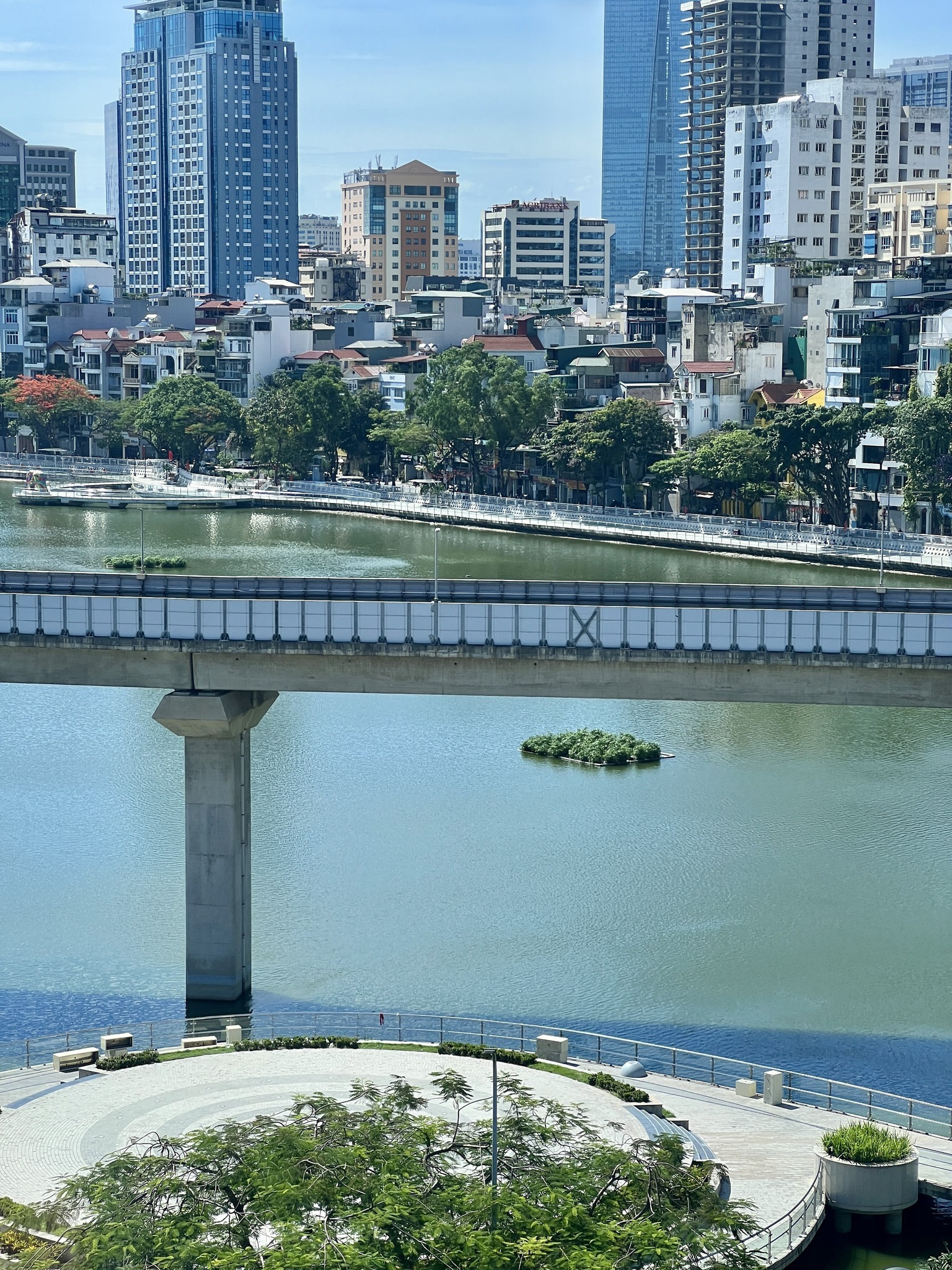 Kh&ocirc;ng gian quanh hồ Ho&agrave;ng Cầu trở n&ecirc;n tho&aacute;ng đ&atilde;ng dưới bầu trời xanh v&agrave; nền nhiệt tăng cao của H&agrave; Nội.