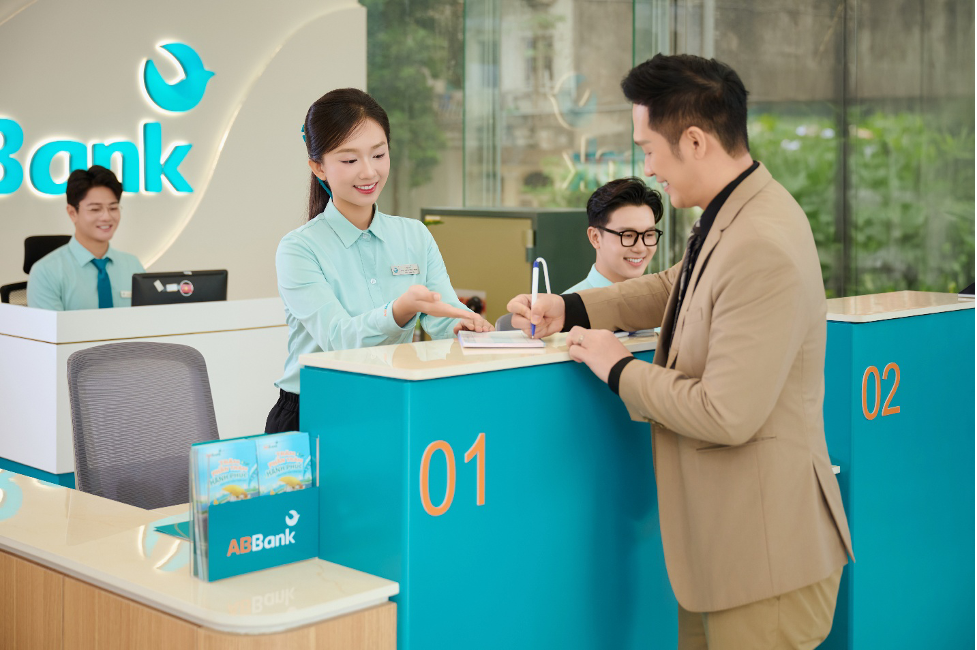 ABBank triển khai mô hình quầy giao dịch đứng cho các giao dịch nhanh nhằm tối ưu phục vụ và giảm thời gian chờ ABBank triển khai mô hình quầy giao dịch đứng cho các giao dịch nhanh nhằm tối ưu phục vụ và giảm thời gian chờ