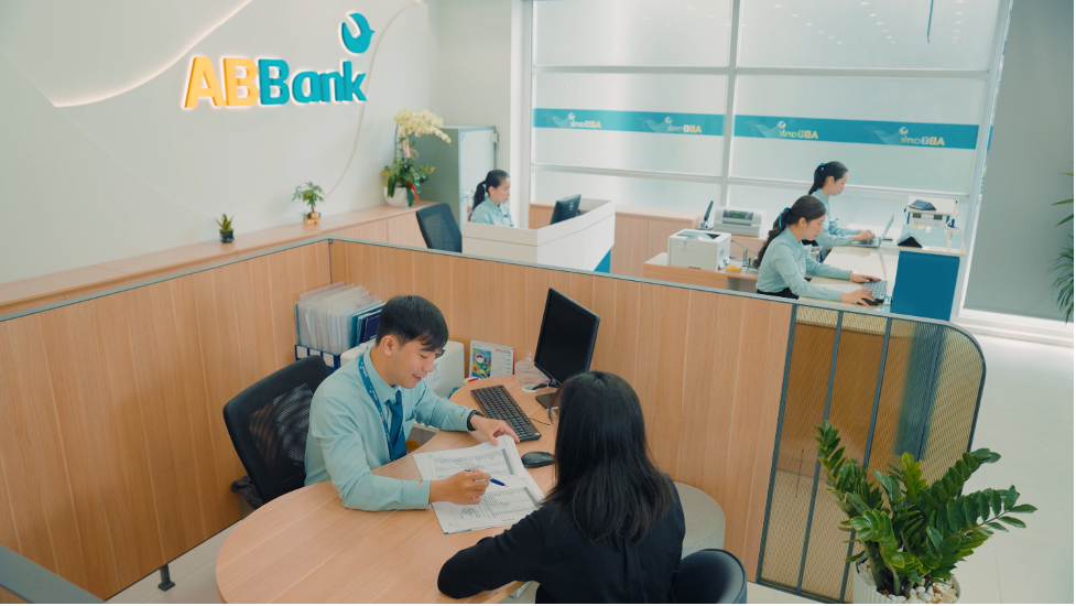 Khu vực cabin tư vấn được bố trí nhằm đảm bảo riêng tư, đồng thời vẫn có khả năng kết nối chung Khu vực cabin tư vấn được bố trí nhằm đảm bảo riêng tư, đồng thời vẫn có khả năng kết nối chung