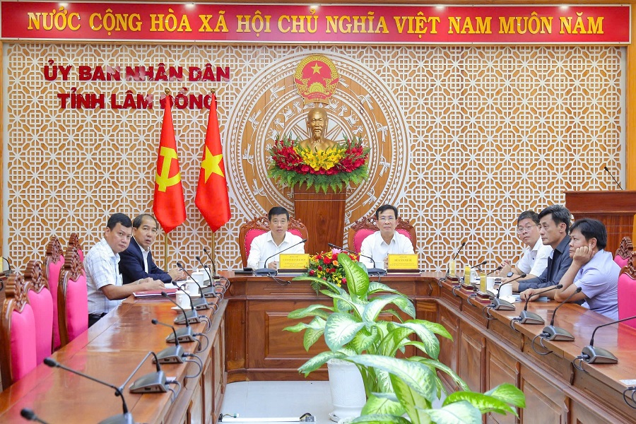 C&aacute;c đồng ch&iacute;: Y Thanh H&agrave; Ni&ecirc; Kđăm, Ủy vi&ecirc;n Ban Chấp h&agrave;nh Trung ương Đảng, B&iacute; thư Tỉnh uỷ, Trưởng Đo&agrave;n ĐBQH tỉnh; Hồ Văn Mười, Ủy vi&ecirc;n Ban Chấp h&agrave;nh Trung ương Đảng, Ph&oacute; B&iacute; thư Tỉnh uỷ, Chủ tịch UBND tỉnh v&agrave; c&aacute;c đại biểu tham dự buổi l&agrave;m việc tại điểm cầu UBND tỉnh L&acirc;m Đồng. Ảnh: Hạ Ch&uacute;c