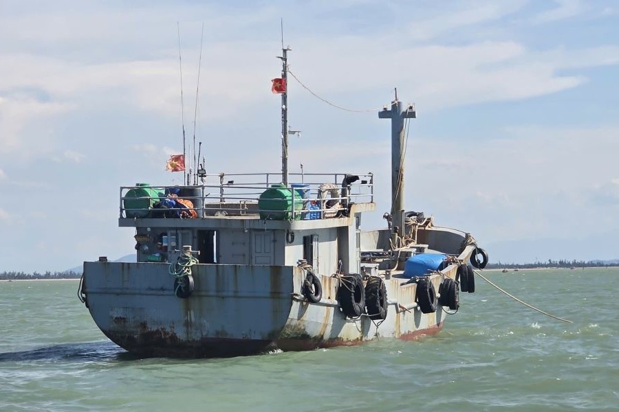 T&agrave;u BĐ 99668-TS được dẫn giải về cảng Hải đội 102