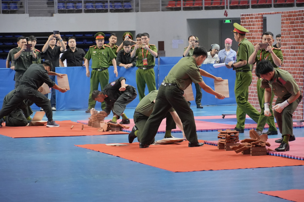 Vận động vi&ecirc;n thực hiện phần thi c&ocirc;ng ph&aacute; c&aacute;c vật cứng m&ocirc; phỏng t&igrave;nh huống thực chiến