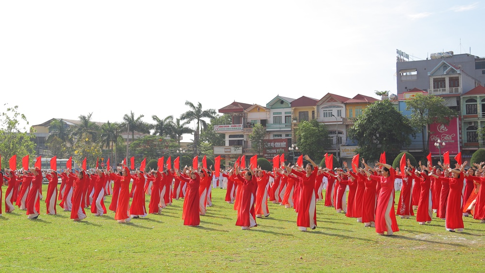 Màn đồng diễn dân vũ tại lễ khai mạc. Màn đồng diễn dân vũ tại lễ khai mạc.