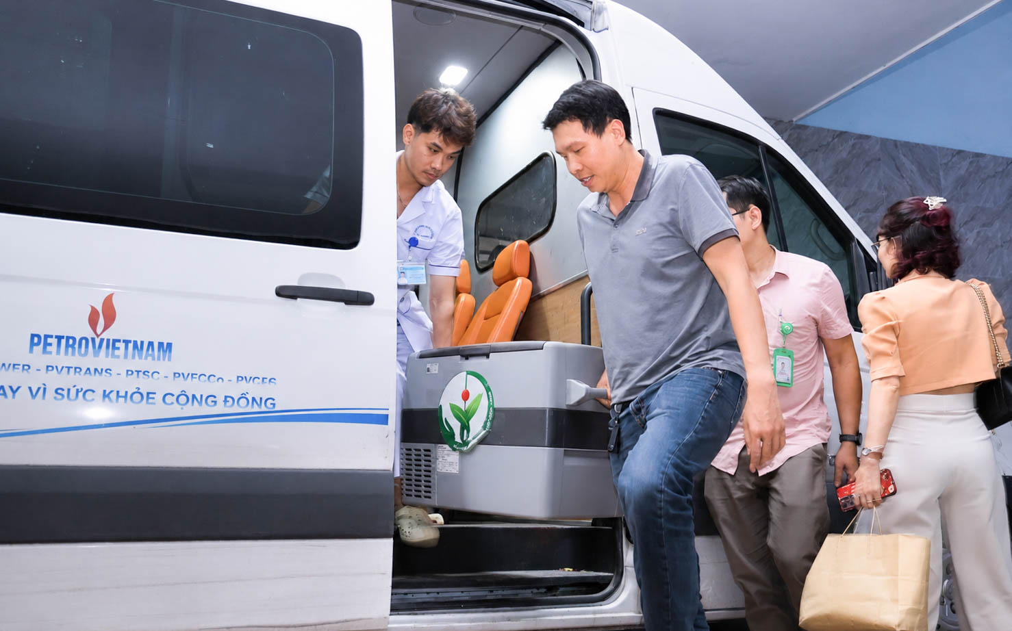 Thận được vận chuyển từ thành phố Hà Nội về thành phố Hải Phòng. Thận được vận chuyển từ thành phố Hà Nội về thành phố Hải Phòng.