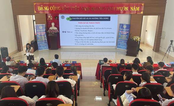 TS. L&ecirc; Nguyệt - Trưởng Khoa Kinh tế - Quản trị, Trường Đại học Hải Dương với chủ đề &ldquo;&Aacute;p dụng m&ocirc; h&igrave;nh hệ thống ph&acirc;n phối đa k&ecirc;nh ti&ecirc;u thụ sản phẩm OCOP trong bối cảnh chuyển đổi số&rdquo;.