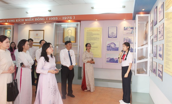 C&aacute;c đại biểu tham quan ph&ograve;ng trưng b&agrave;y truyền thống Trường THCS Văn Lương