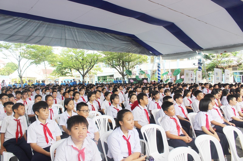 Đ&ocirc;ng đảo c&aacute;c em học sinh tham gia chương tr&igrave;nh