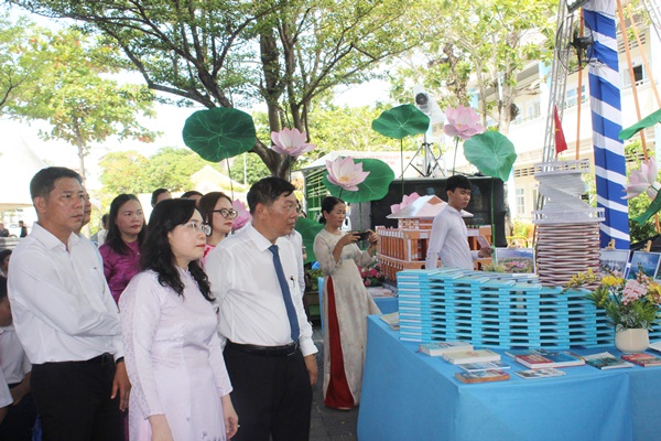 C&aacute;c đại biểu tham quan trưng b&agrave;y m&ocirc; h&igrave;nh s&aacute;ch